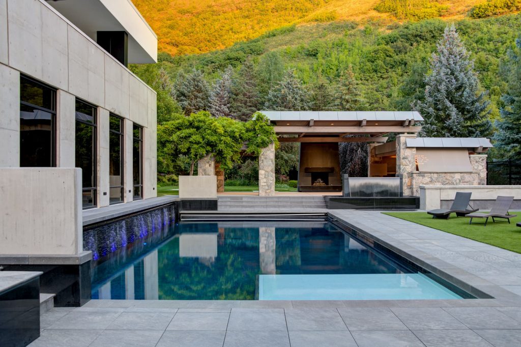 Backyard Swimming Pool Contractor