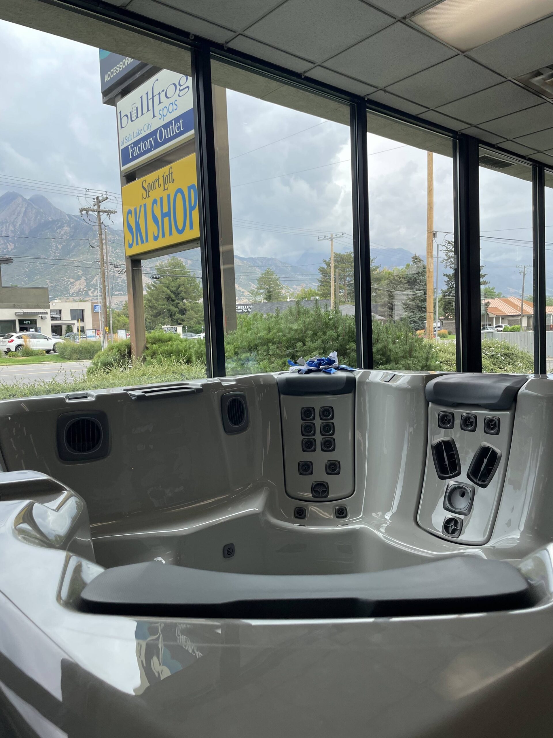 bullfrog-spas-factory-store-utah